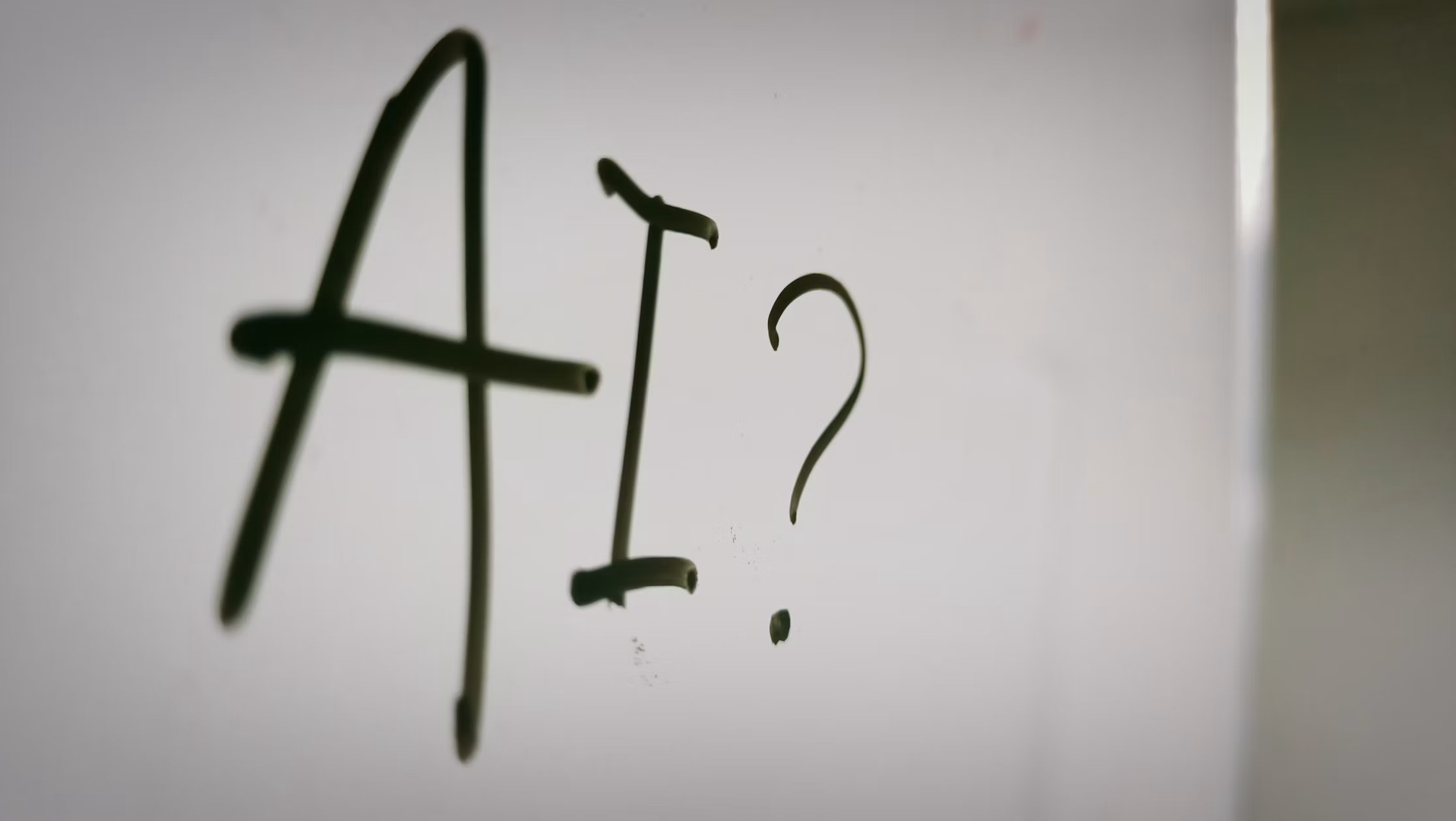 "AI" écrit sur un tableau blanc