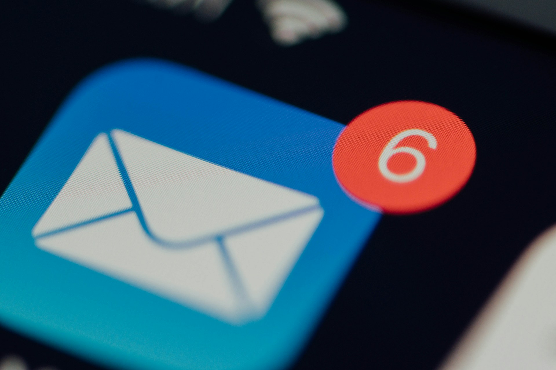 L'application Mail ouverte sur un écran de smartphone.