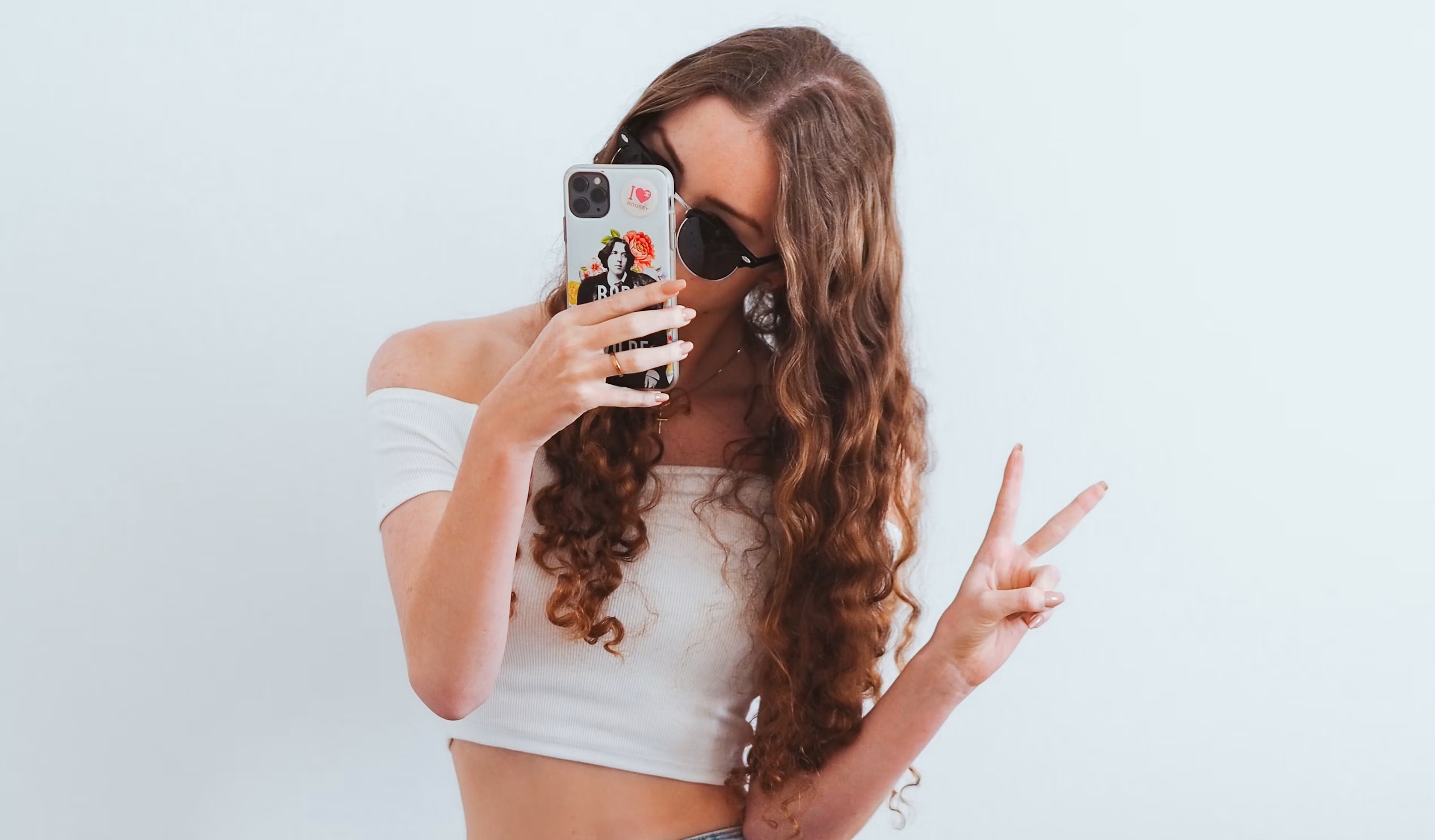 Une influenceuse se prenant en photo.