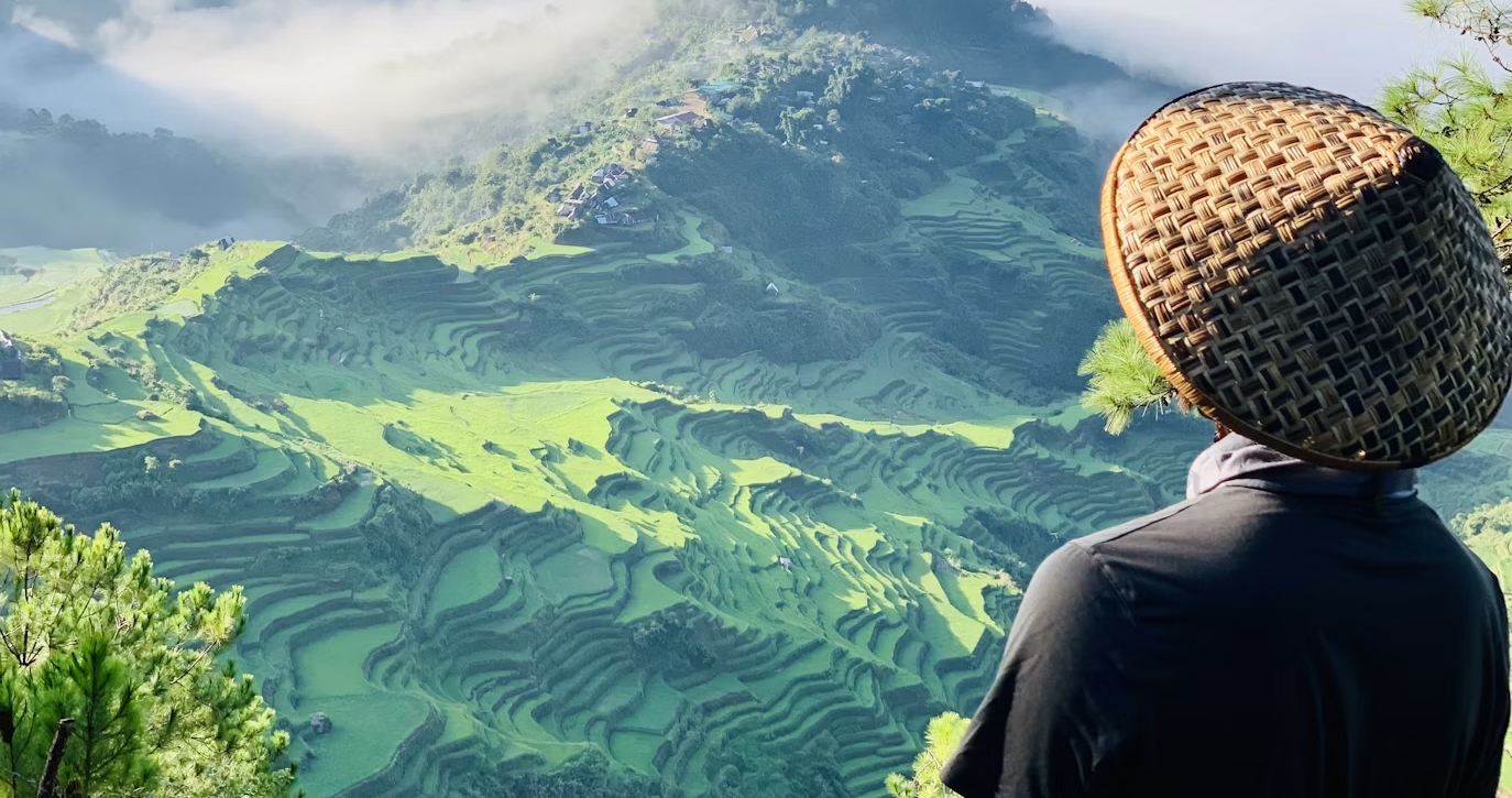 Un paysan philippin regardant un paysage.