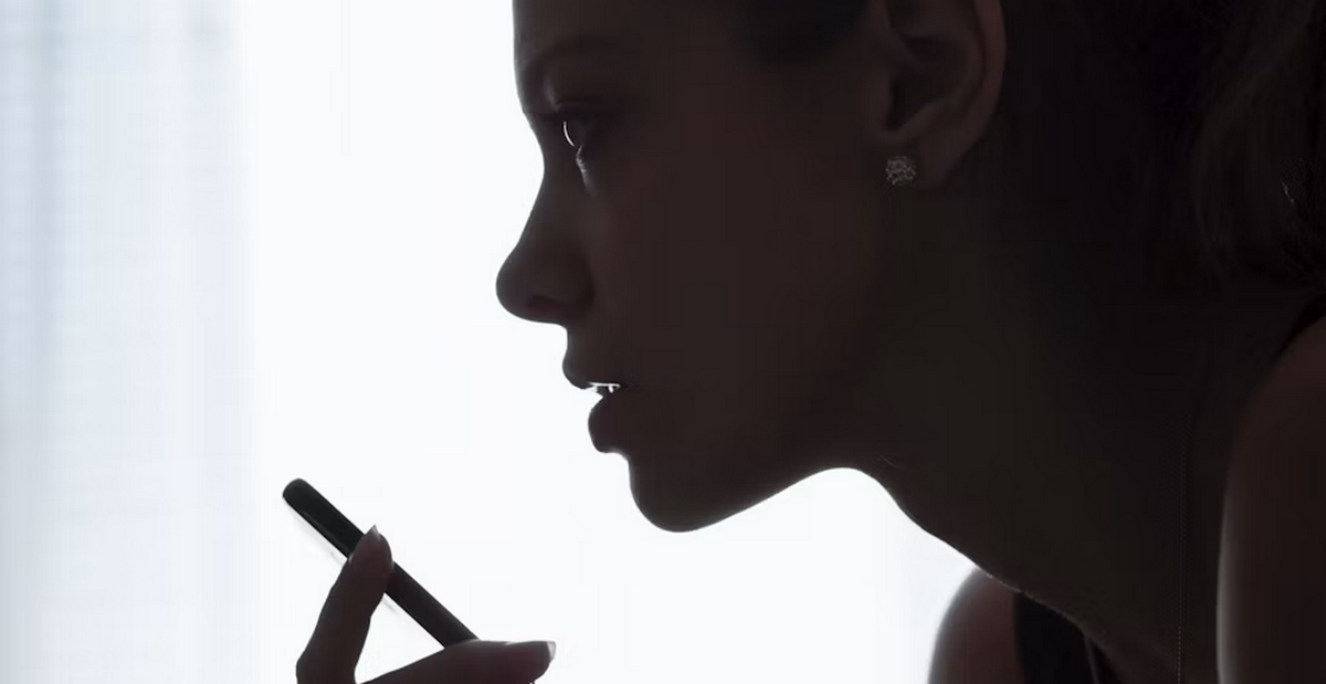Une femme parlant à son smartphone.