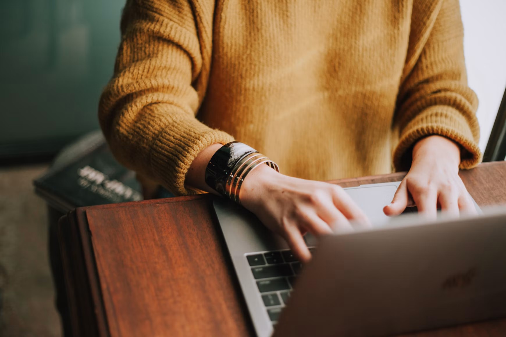 Une personne écrivant sur son clavier d'ordinateur.