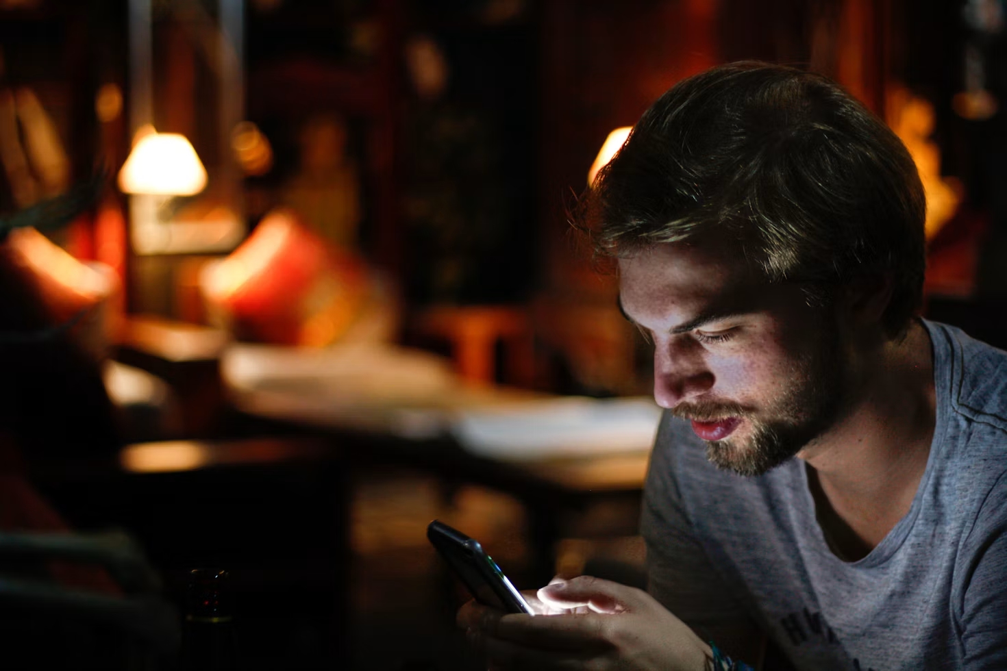 Un homme regardant son écran de smartphone.