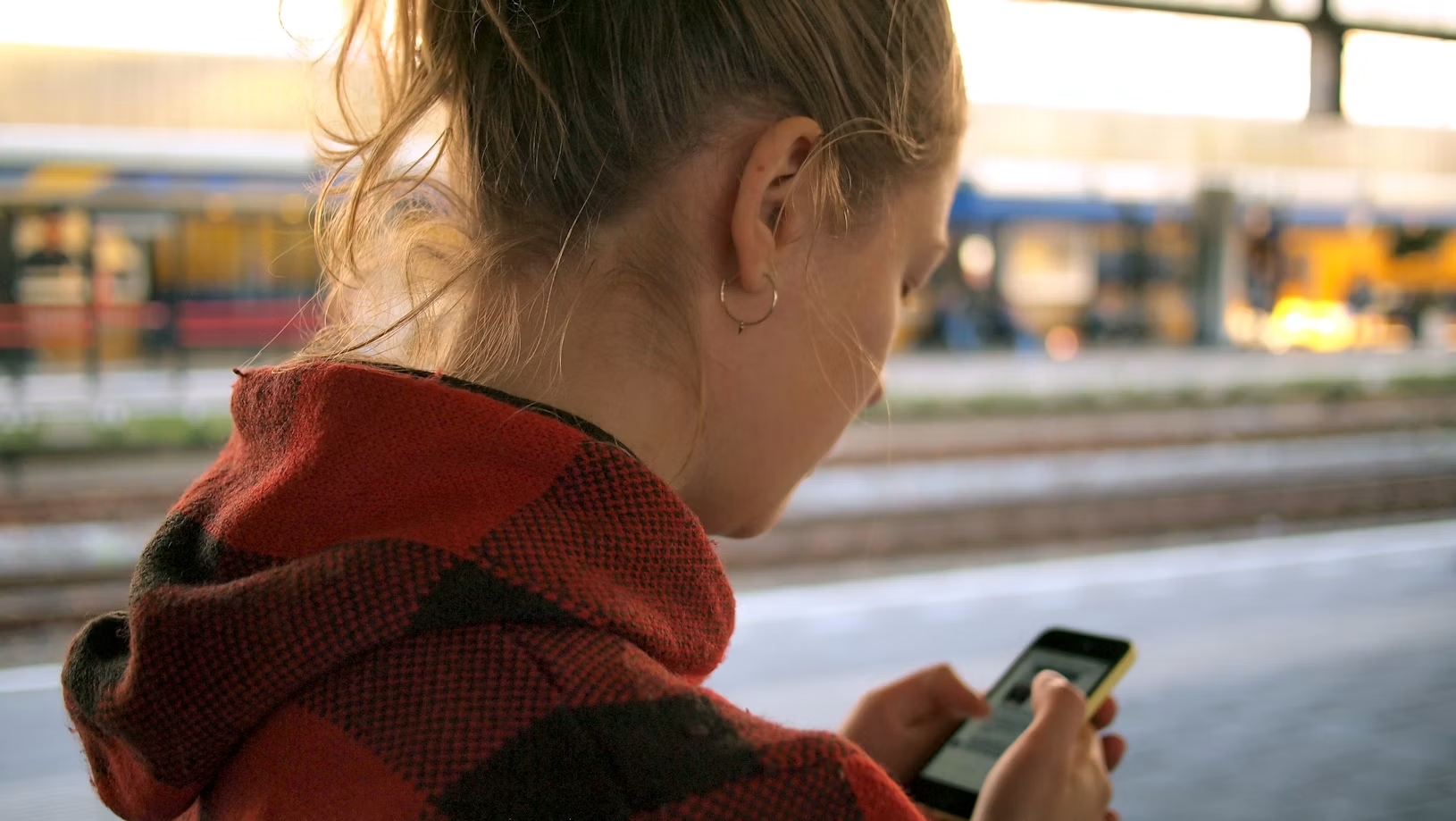 Une jeune femme regardant son smartphone