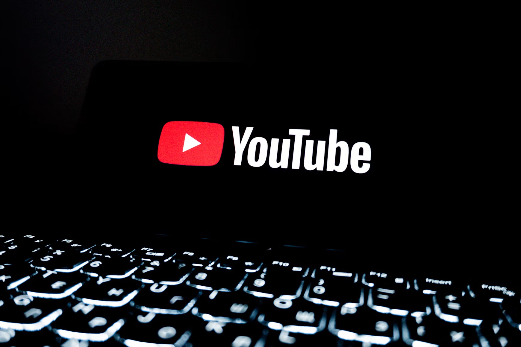 Un écran d'ordinateur avec le logo Youtube